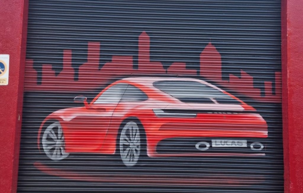 porsche rojo pintado por trazo urbano en barcelona